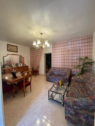 Salón completo: sofás, mesa y lámpara