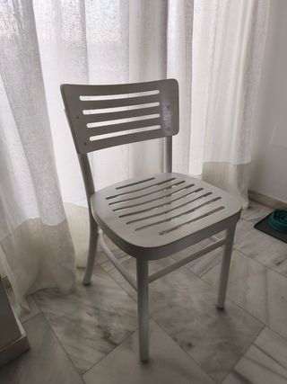 4 Sillas de Madera Blancas