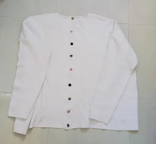 Jersey beige con botones detrás