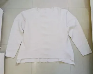 Jersey beige con botones detrás