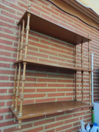 Estantería de madera rústica