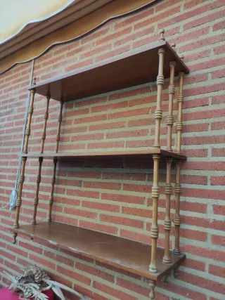 Estantería de madera rústica