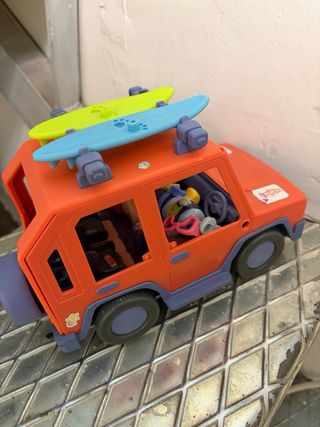 Coche Bluey con surf
