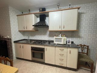 Muebles de cocina beige y negro