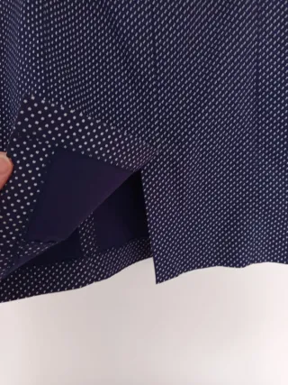 Falda azul con lunares blancos