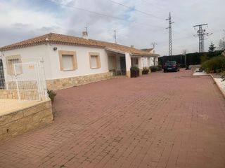 se vende chalet nuevo en villarrobledo. full equip
