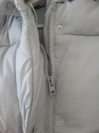 Anorak gris claro con capucha