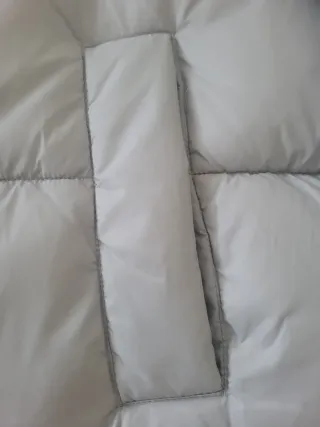 Anorak gris claro con capucha