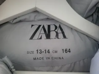 Anorak gris claro con capucha