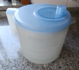 Escorredor de salada azul e transparente