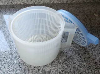 Escorredor de salada azul e transparente