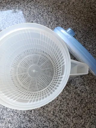 Escorredor de salada azul e transparente