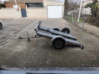 Remolque portamotos basculante