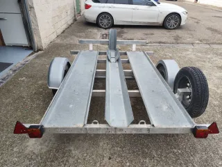 Remolque portamotos basculante