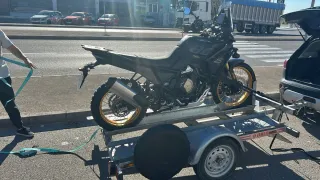 Remolque portamotos basculante