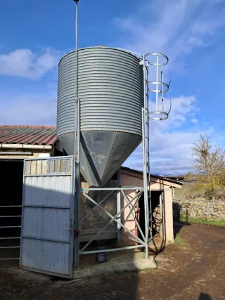Silo de pienso metálico