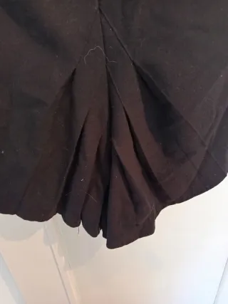 Falda negra con cola