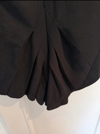 Falda negra 80% lana, con pequeña cola