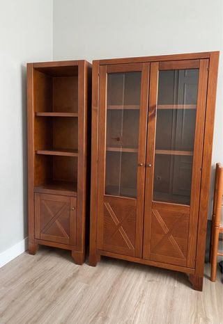 Set de armarios de madera con cristal