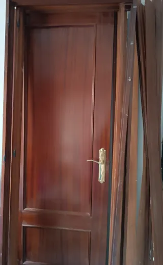 Puerta Sapelly con Marco y Tapajuntas