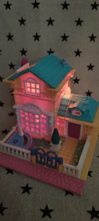 Casa Polly Pocket con piscina e giardino, anno 1994, con luce