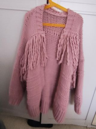 Chaqueta de punto rosa con flecos
