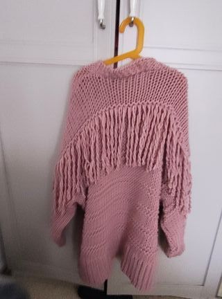 Chaqueta de punto rosa con flecos