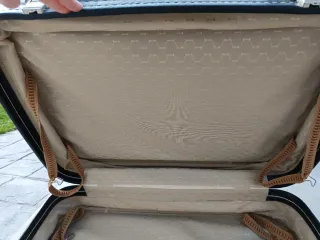 Maletas vintage negras y marrones