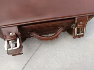 Maletas vintage negras y marrones