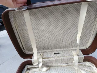 Maletas vintage negras y marrones