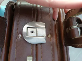 Maletas vintage negras y marrones