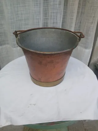 Vaso di rame vintage con manici