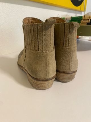 Botines de ante con tachuelas