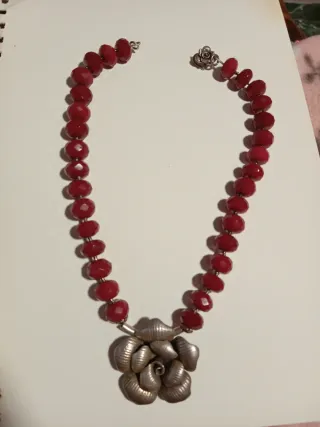Collar de cuentas rojas y colgante flor