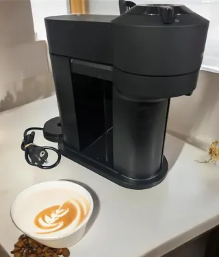 Cafetera Nespresso Vertuo Next Negra