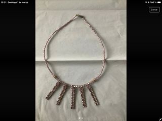 Collar rosa con colgantes plateados