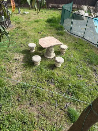 Mesa y 4 taburetes de piedra