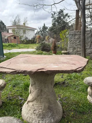 Mesa y 4 taburetes de piedra