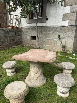 Mesa y 4 taburetes de piedra