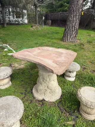 Mesa y 4 taburetes de piedra