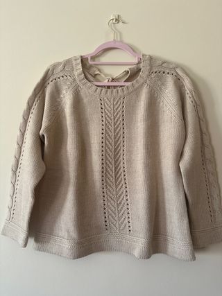 Jersey beige con trenzas y lazo