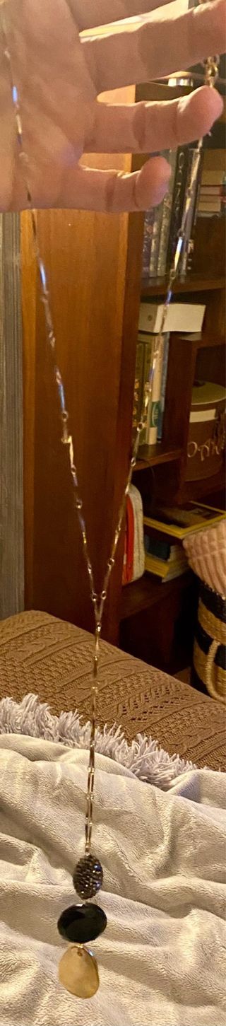 Conjunto collar y pendientes negro y dorado