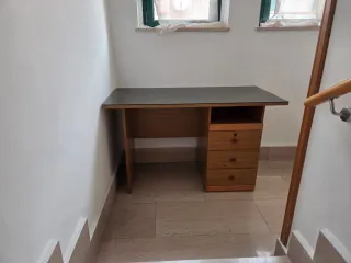 Scrivania in legno con piano in vetro