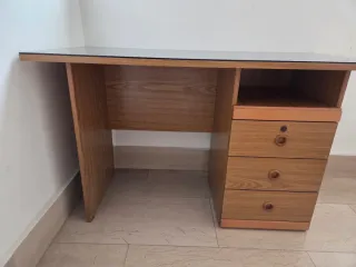 Scrivania in legno con piano in vetro