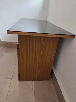 Scrivania in legno con piano in vetro