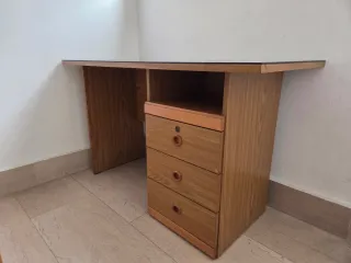 Scrivania in legno con piano in vetro