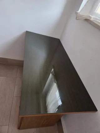 Scrivania in legno con piano in vetro