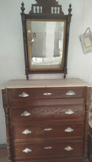 Cómoda antigua con espejo