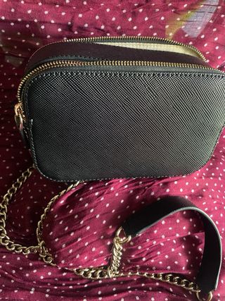 Bolso Guess Negro Cadena Dorada Elegante