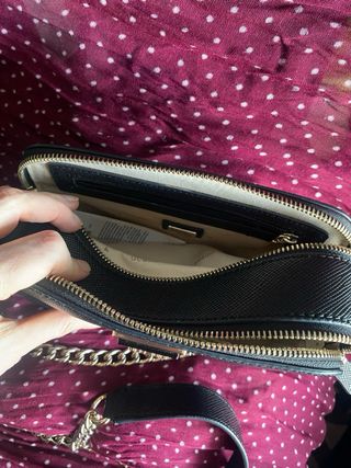 Bolso Guess Negro Cadena Dorada Elegante